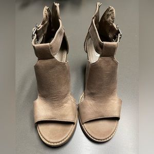 Size 7.5 Taupe Very G Wedges